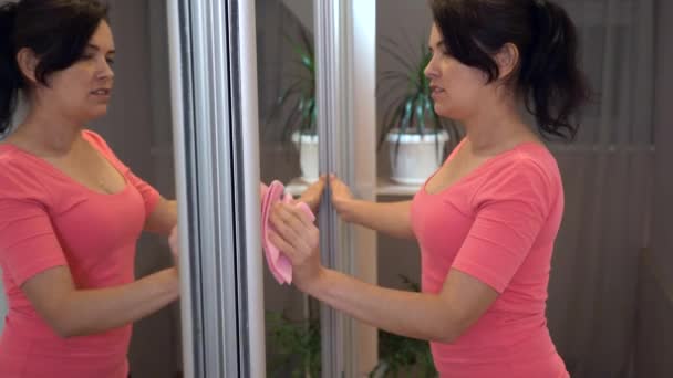Mladá Žena House Worker Úklid Domu Otírání Prachu Zrcadlo Skříň — Stock video