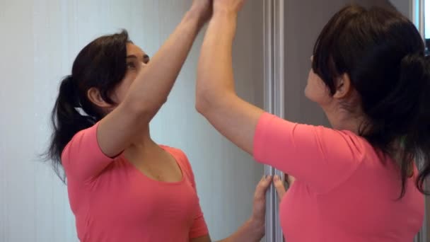 Travailleur Maison Jeune Femme Nettoie Garde Robe Miroir Essuyage Maison — Video