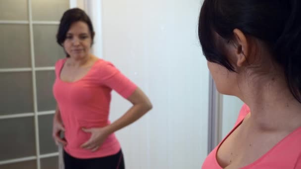 여자가 거울에 자신의 집에서 바라본다 파운드 — 비디오