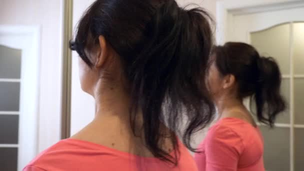 Mujer Joven Haciendo Ejercicio Con Sombrillas Frente Espejo Casa Cámara — Vídeo de stock