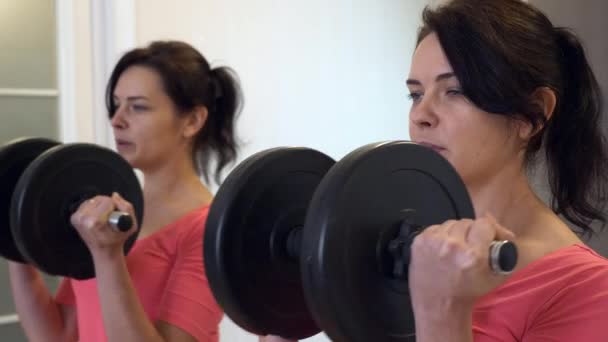 Νεαρή Γυναίκα Που Κάνει Γυμναστική Αλήτες Μπροστά Από Τον Καθρέφτη — Αρχείο Βίντεο