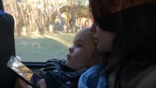 Anne Çocuk Yolcu Otobüsüyle Seyahat Smartphone Sosyal Zleyen Kadın Sonbahar — Stok video