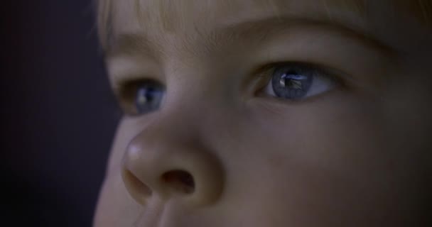 Close Child Blue Eyes Pantalla Monitor Computadora Reflexión Emociones Naturales — Vídeo de stock