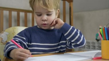 Boy Smartphone Touch ekranında resim yapmayı öğreniyor. Anne Oğul 'a öğretiyor. Evde Çocuk Eğitimi. Parmak dokunmatik ekranda. 2x Yavaş çekim 60 fps 4K