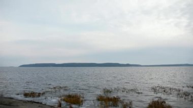 Ukrayna 'nın Dinyeper Nehri Reservoir bölgesindeki Araba Tarafı Penceresi. Bulutlu Gökyüzü. Sonbahar Kış sezonu. 2x Yavaş çekim 60fps 4K