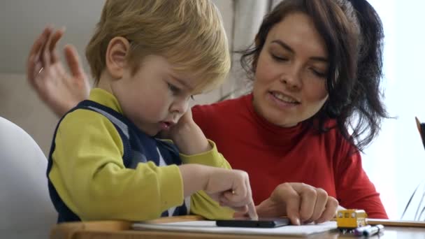 Madre Embolida Alabanzas Alienta Hijo Mientras Enseña Boy Learns Drawing — Vídeo de stock