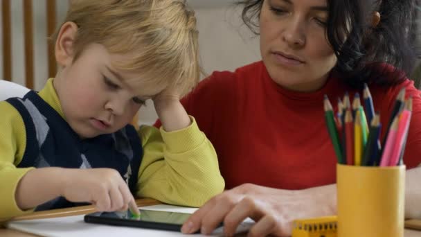Fiú Megtanul Rajzolni Okostelefon Érintőképernyőjén Anya Tanítja Fiát Gyermeknevelés Otthon — Stock videók