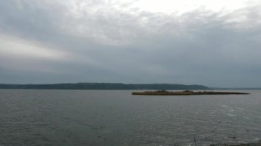 Ukrayna 'nın Dinyeper Nehri Reservoir bölgesindeki Araba Tarafı Penceresi. Bulutlu Gökyüzü. Sonbahar Kış sezonu. 2x Yavaş çekim 60fps 4K