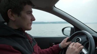 River Baraj Barajı 'ndaki Erkek Sürücü Arabası. Aile Seyahati yapan adam SUV aracıyla. Bulutlu Gökyüzü. Sonbahar Kış sezonu. 2x Yavaş çekim 60fps 4K