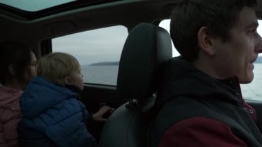 River Baraj Barajı 'ndaki Erkek Sürücü Arabası. Aile Seyahati yapan adam SUV aracıyla. Bulutlu Gökyüzü. Sonbahar Kış sezonu. 2x Yavaş çekim 60fps 4K