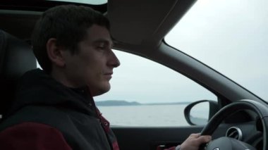 River Baraj Barajı 'ndaki Erkek Sürücü Arabası. Aile Seyahati yapan adam SUV aracıyla. Bulutlu Gökyüzü. Sonbahar Kış sezonu. 2x Yavaş çekim 60fps 4K