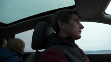 River Baraj Barajı 'ndaki Erkek Sürücü Arabası. Aile Seyahati yapan adam SUV aracıyla. Bulutlu Gökyüzü. Sonbahar Kış sezonu. 2x Yavaş çekim 60fps 4K