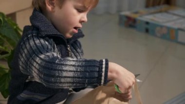 Makasla Kesilen Çocuk Oyuncak Ayrıntılarıyla Paketi Açar. Evde Boks Yapmayan Çocuk Hediyesi. 2x Yavaş çekim 4K 60fps