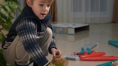 Makasla Kesilen Çocuk Oyuncak Ayrıntılarıyla Paketi Açar. Evde Boks Yapmayan Çocuk Hediyesi. 2x Yavaş çekim 4K 60fps