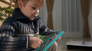 Makasla Kesilen Çocuk Oyuncak Ayrıntılarıyla Paketi Açar. Evde Boks Yapmayan Çocuk Hediyesi. 2x Yavaş çekim 4K 60fps