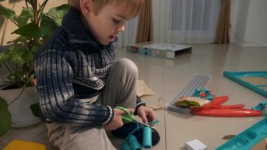 Küçük Çocuk Whiteboard 'u monte ediyor. Çocuk Yatağı İnşaatçısı. Çocuk Eğitimi Evde Öğreniyor. 2x Yavaş çekim 60fps 4K