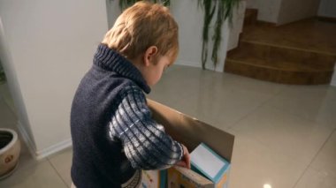 Evde Boks Yapmayan Çocuk Hediyesi. Oyuncak ile Çocuk Kutusu. Yavaş çekim 4K