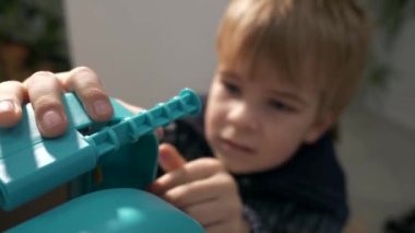 Küçük Çocuk Whiteboard 'u monte ediyor. Çocuk Yatağı İnşaatçısı. Çocuk Eğitimi Evde Öğreniyor. 2x Yavaş çekim 60fps 4K