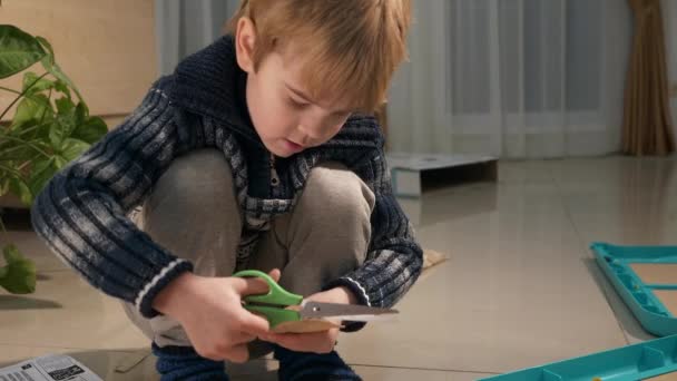 Child Cut Met Schaar Opent Pakket Met Speelgoeddetails Kid Unboxing — Stockvideo