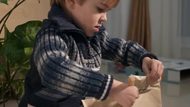 Coupe Enfant Avec Ciseaux Ouvre Paquet Avec Des Détails Jouet — Video