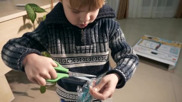Barnklippning Med Sax Öppnar Paket Med Leksaksdetaljer Unboxing Närvarande Hemma — Stockvideo