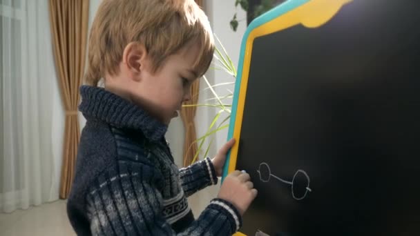 Little Boy Kid Tekent Auto Met Krijt Schoolbord Kinderopvoeding Thuis — Stockvideo