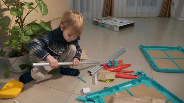 Little Boy Kid Assembleert Whiteboard Een Kinderbouwer Kinderen Onderwijs Leren — Stockvideo