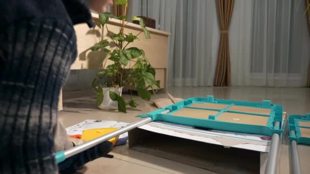 Petit Garçon Enfant Assemblage Tableau Blanc Constructeur Bricolage Pour Enfants — Video
