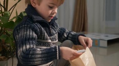 Evde Boks Yapmayan Çocuk Hediyesi. Oyuncak ile Çocuk Kutusu. Yavaş çekim 4K