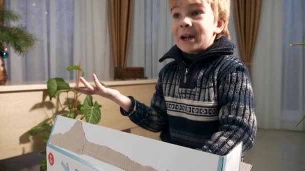 Kid Unboxing Aanwezig Thuis Kind Open Doos Met Speelgoed Langzame — Stockvideo