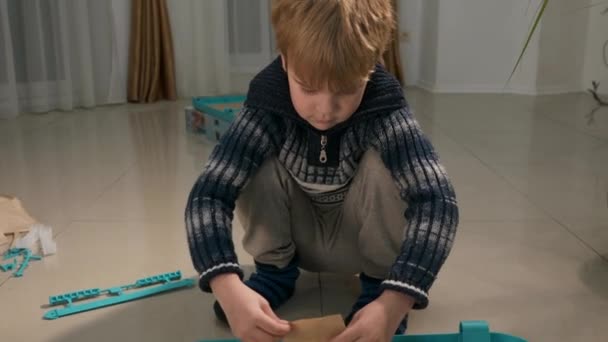 Little Boy Tightens Screw Screwdriver Kid Assembling Whiteboard Child Diy — Stock Video