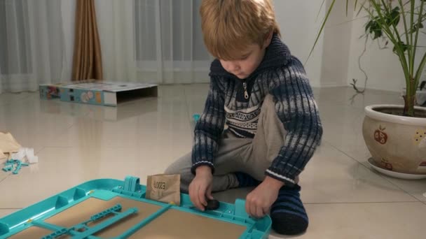 Kisfiú Feszesíti Csavar Csavarhúzó Kid Assembling Whiteboard Gyermek Diy Constructor — Stock videók