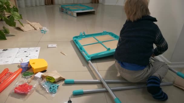Little Boy Kid Assembling Whiteboard Child Diy Constructor Educația Copiilor — Videoclip de stoc
