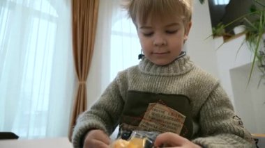 Çocuk oyuncakları açıyor. Makas Paketi ile Kesilen Çocuk. Evde Boks Yapmayan Çocuk Hediyesi. 2x Yavaş çekim 60fps 4K