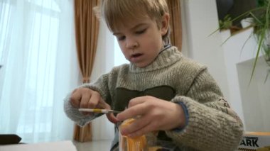 Çocuk oyuncakları açıyor. Makas Paketi ile Kesilen Çocuk. Evde Boks Yapmayan Çocuk Hediyesi. 2x Yavaş çekim 60fps 4K