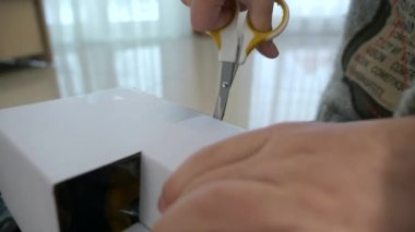 Çocuk oyuncakları açıyor. Makas Paketi ile Kesilen Çocuk. Evde Boks Yapmayan Çocuk Hediyesi. 2x Yavaş çekim 60fps 4K