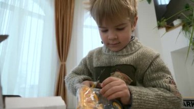 Çocuk oyuncakları açıyor. Makas Paketi ile Kesilen Çocuk. Evde Boks Yapmayan Çocuk Hediyesi. 2x Yavaş çekim 60fps 4K