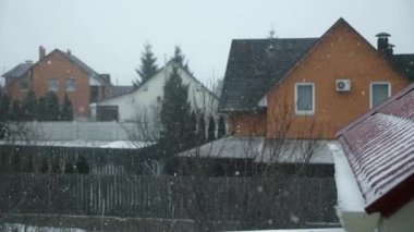Kar fırtınası tipi. Snow Covered Backyard Cottage Houses Village Country 'nin penceresinden bak. Kış Sezonu Akşam Arkaplanı. Yavaş çekim 4K