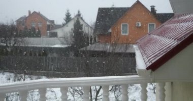 24 peni kar fırtınası. Snow Covered Backyard Cottage Houses Village Country 'nin penceresinden bak. Kış Sezonu Akşam Arkaplanı 4K
