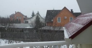 24 peni kar fırtınası. Snow Covered Backyard Cottage Houses Village Country 'nin penceresinden bak. Kış Sezonu Akşam Arkaplanı 4K