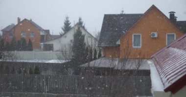 24 peni kar fırtınası. Snow Covered Backyard Cottage Houses Village Country 'nin penceresinden bak. Kış Sezonu Akşam Arkaplanı 4K
