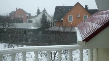 Kar fırtınası tipi. Snow Covered Backyard Cottage Houses Village Country 'nin penceresinden bak. Kış Sezonu Akşam Arkaplanı. Yavaş çekim 4K