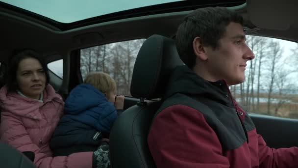 Jonge Familie Vader Moeder Met Kind Reizen Samen Met Auto — Stockvideo