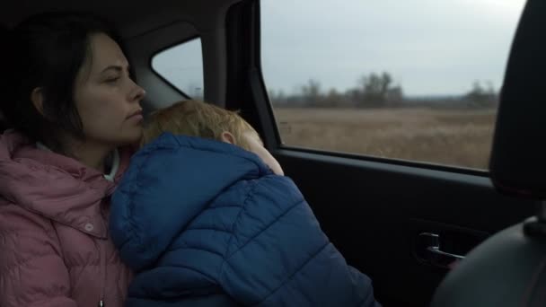 Moe Verdrietige Moeder Vasthouden Handen Kind Samen Reizen Met Auto — Stockvideo