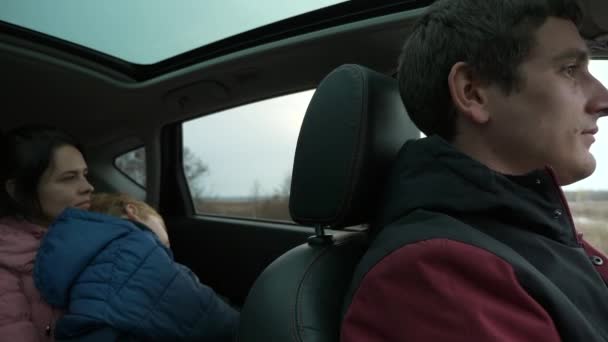 Νεαρή Οικογένεια Πατέρας Μητέρα Παιδί Ταξιδεύουν Μαζί Αυτοκίνητο Suv Όχημα — Αρχείο Βίντεο