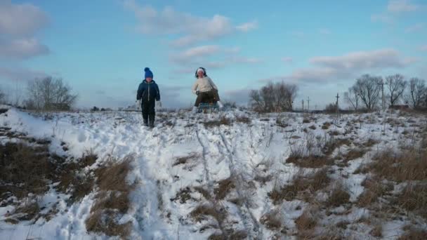 Mama Copil Călărește Snow Walk Together Fresh Winter Air Rural — Videoclip de stoc
