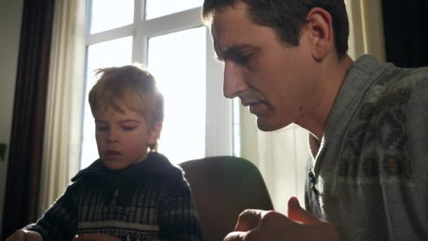 Baba Oğlu Tahta Oyuncak Kamyonu Yapımcısı Toplayın Baba Çocuk Sanatı — Stok video