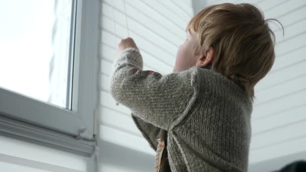 Mały Chłopiec Otwiera Okienko Rolety Zasłony Rolety Słodkie Dziecko Domu — Wideo stockowe