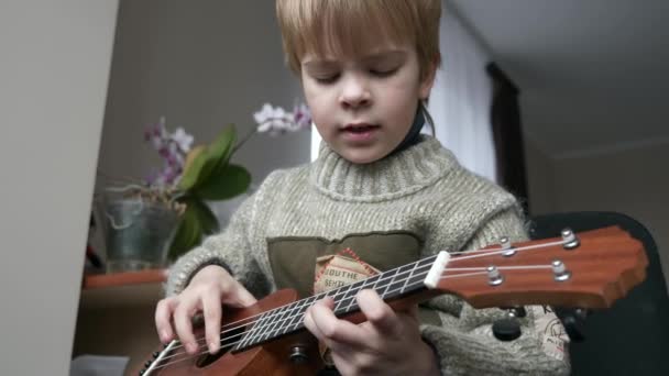 Μικρό Παιδί Παίζει Κιθάρα Ukulele Στο Σπίτι Παιδικά Τραγούδια Και — Αρχείο Βίντεο