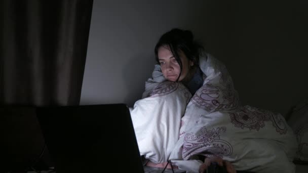 Covered Blanket Woman Use Watching Laptop Working Computer Sitting Bed — Vídeo de Stock